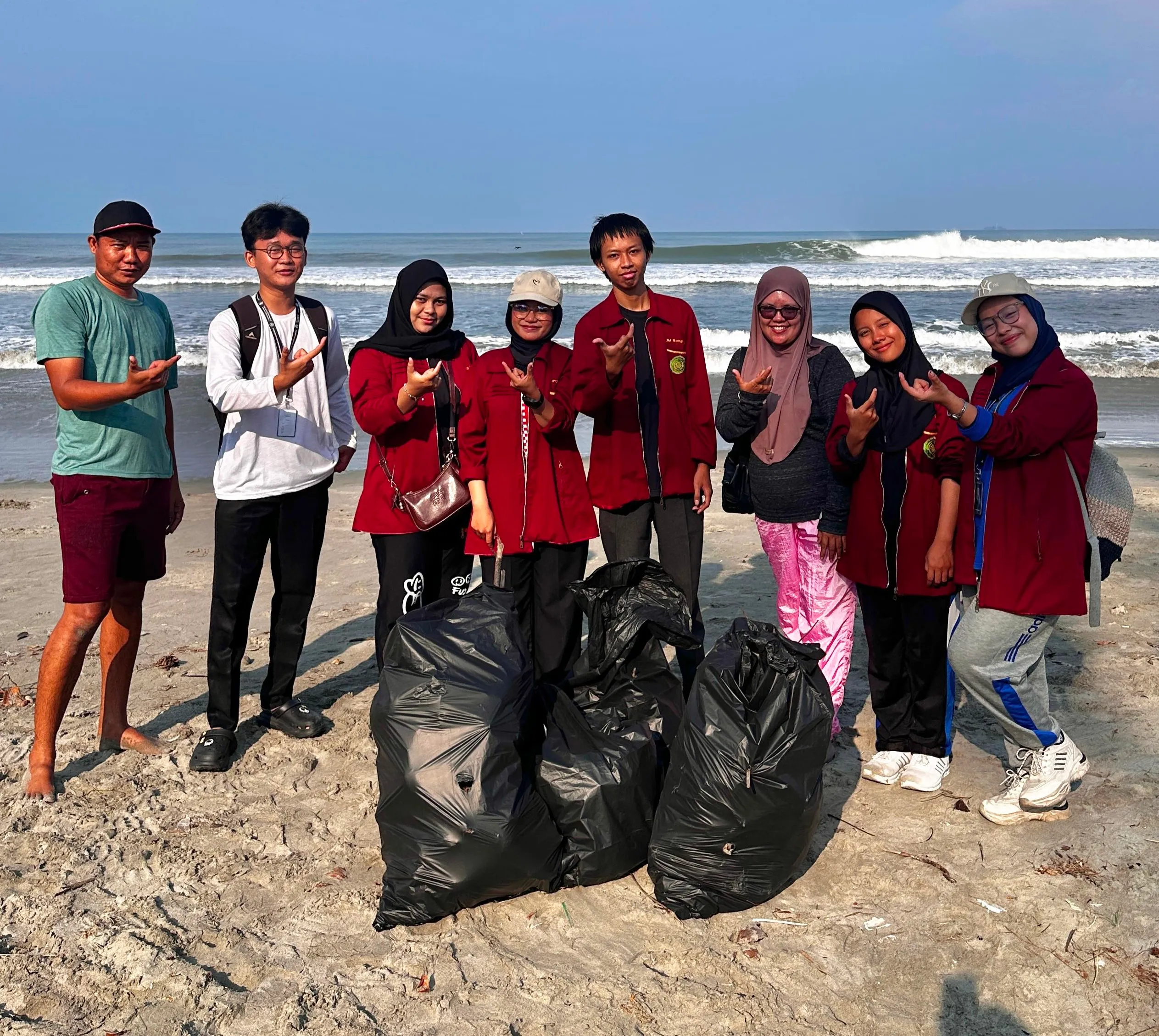 Mahasiswa IPCS UMB Turun ke Pantai Panjang, Wujudkan SDGs Lewat Aksi Bersih Pesisir